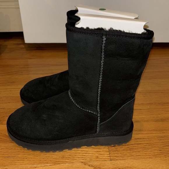 Women's UGG Classic Short II Boot - Picture 4 of 7